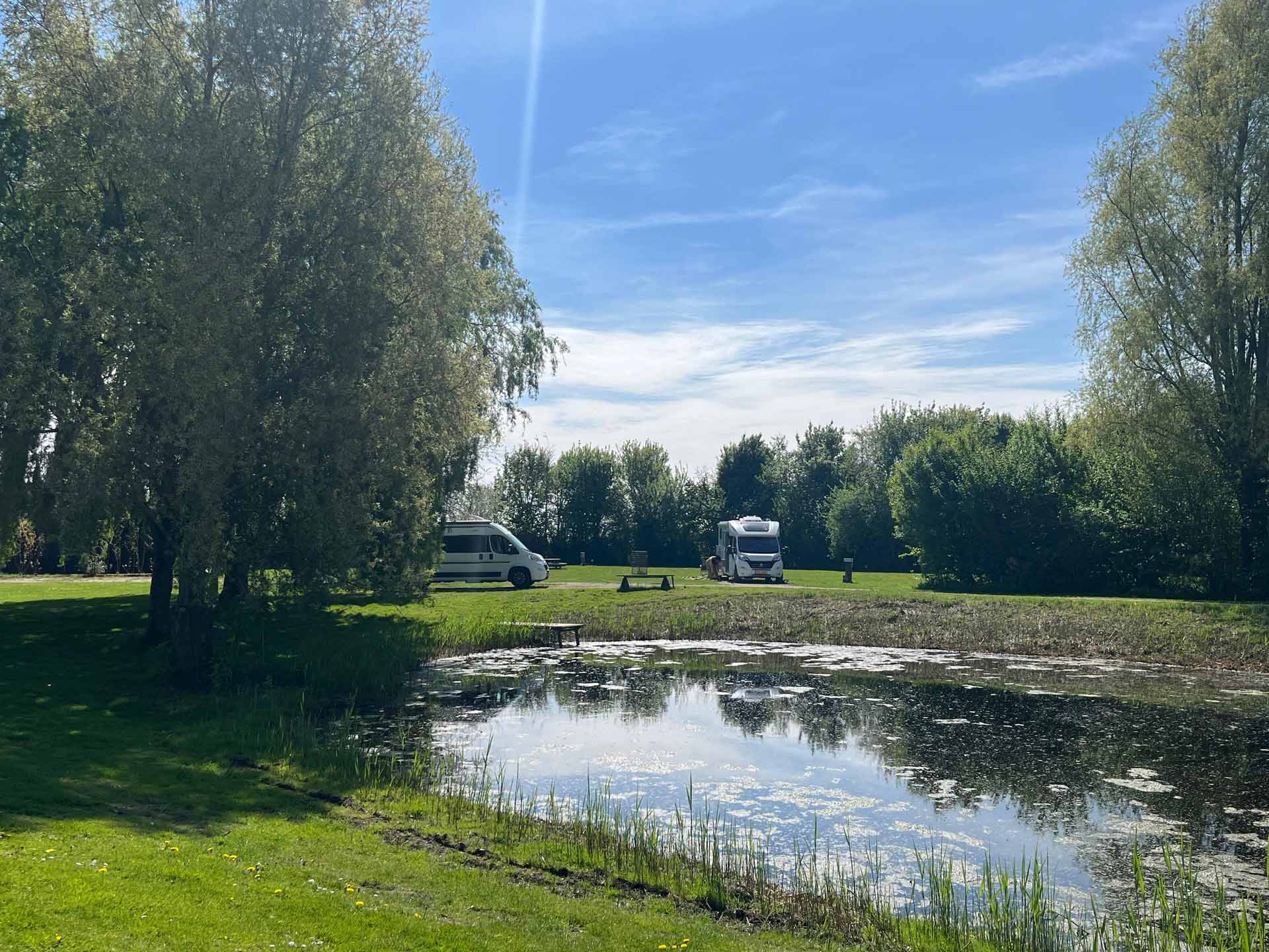 GroeneCampingindePolder_Camperplaats-vijver